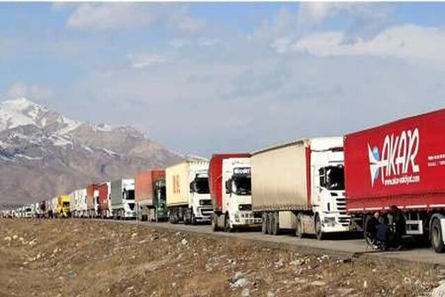 عکس آرشیوی است رفع اختلالات سامانهای و تسهیل در تردد کامیونها و خودروهای سواری در مرز بازرگان