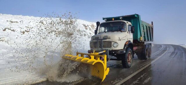 اجرای عملیات برف روبی و نمک‌پاشی در ۱۰۰ کیلومتر از محور تکاب