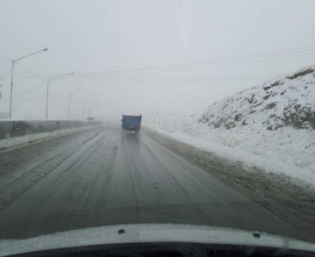 مه‌گرفتگی شدید و بارش برف در محورهای کوهستانی و گردنه‌های آذربایجان‌غربی 