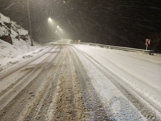 هشدار راهداری آذربایجان غربی درباره لغزندگی جاده‌ها و کاهش دید رانندگان