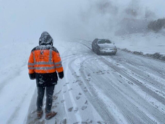 برخی محورهای آذربایجان غربی در ئی بارش برف مسدود است