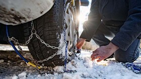 برف و لغزندگی جاده‌های آذربایجان غربی/ زنجیرچرخ الزامی است