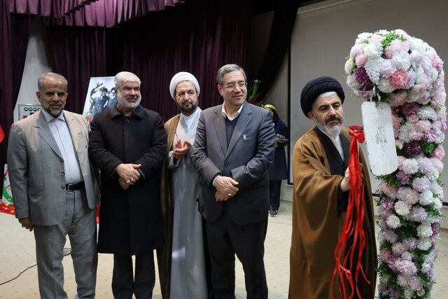 امام جمعه ارومیه: انقلاب ایران نمونه‌ای آشکار از پیروزی حق بر باطل است