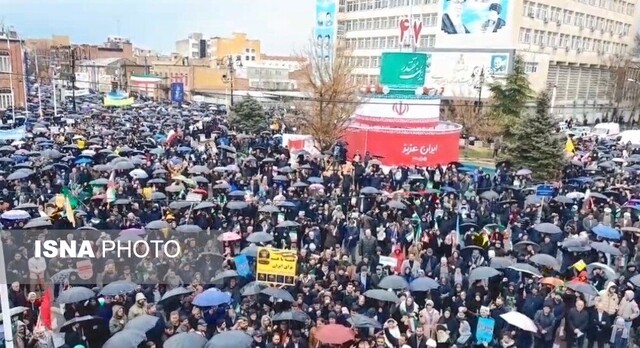 نمایش همبستگی نسل‌ها از میدان ولی‌فقیه تا میدان انقلاب ارومیه
