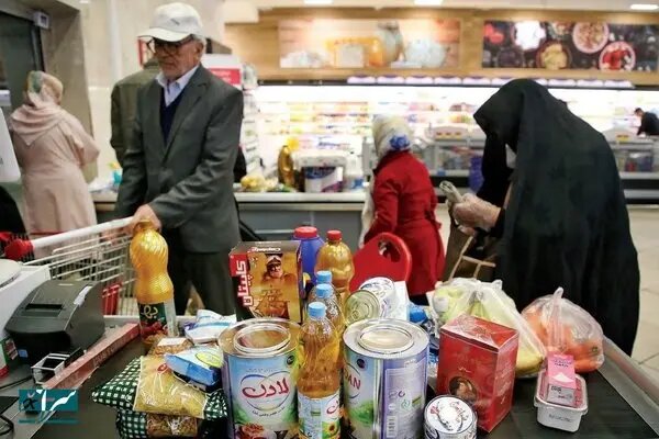 بازار آرام ارومیه؛ عرضه کالاهای اساسی در طرح کالابرگ بدون مشکل ادامه دارد