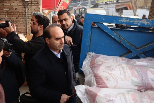 بازار ارومیه آرام؛ عرضه کالاهای اساسی در طرح کالابرگ بدون مشکل ادامه دارد