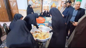 مردم خوی با پخت نان محلی، حماسه همدلی را زنده کردند