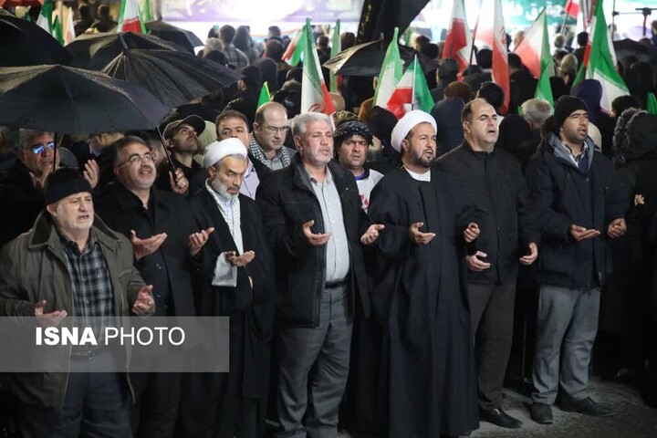 پنجاه و هفتمین شب گردهمایی مردمی در ارومیه؛ باران مانع حضور نشد