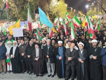 تداوم اجتماع شبانه در ارومیه جلوه ای از اتحاد ملی