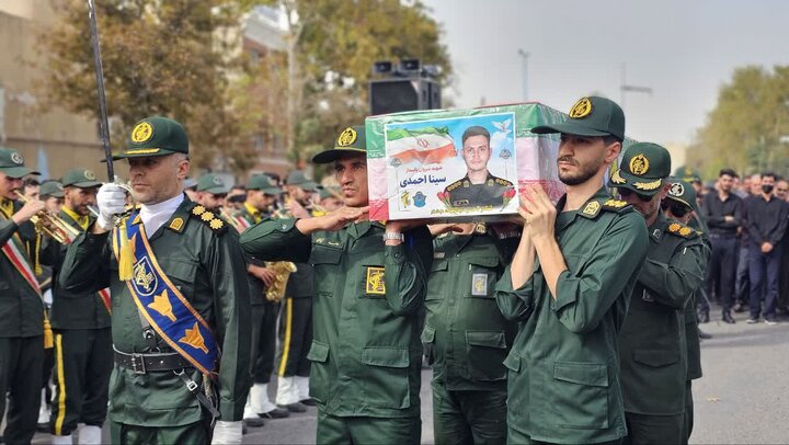 پیکر مطهر شهید سینا احمدی تشییع شد