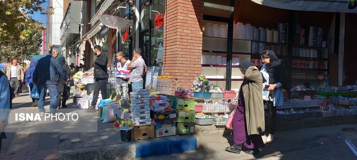 پیاده‌روهای ارومیه در محاصره بساط‌ها؛ عابران در جست‌وجوی راه عبور