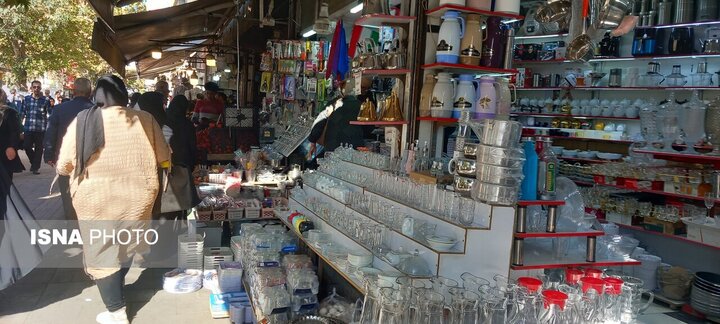 پیاده‌روهای ارومیه در محاصره بساط‌ها؛ عابران در جست‌وجوی راه عبور