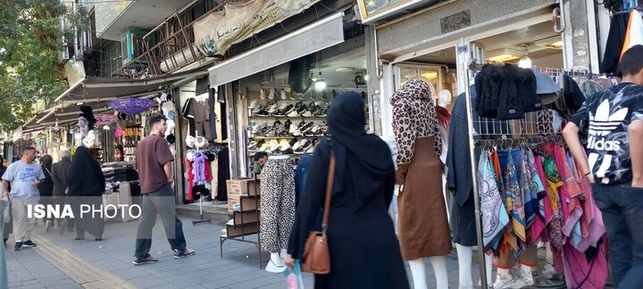 پیادهروهای ارومیه در محاصره بساطها؛ عابران در جستوجوی راه عبور