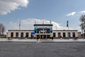 ايستگاه راه آهن قزوين كه هرساله پذيرای ميهمانانی بود كه با سيستم حمل و نقل ريلی به اين استان سفر میكردند امام امسال به خاطر شيوع كرونا سفرها تا حدود بسياری كاهش پيدا كرده است.