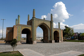 دروازه «تهران قديم» قزوين كه يكی از آثار تاريخی دوره قاجار است در ورودی جنوب شرقی شهر قزوين قرار دارد و جاده تهران قزوين از آنجا وارد قزوين میشد.