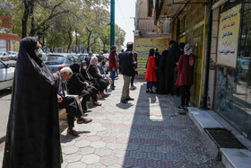 ازدحام مردم قزوین در صفهای طولانی برای ثبتنام سیمکارت رایگان بدون رعایت فاصله اجتماعی
