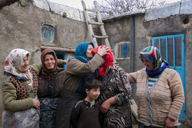 صبیه خانم مادر ۶ فرزند دارای معلولیت ذهنی است که در روستای سَزنق بخش طارم سفلی، یکی از روستاهای دوردست قزوین زندگی میکنند. قصه عشق و عاشقی او شنیدنی است، عشقی که با فرار و تنهایی آغاز شده و یک فرزند مرده، ۶ فرزند معلول و ۲ فرزند سالم، ثمره آن است، فرزندان معلولی که از روی نا آگاهی یکی بعد از دیگری به دنیا میآمدند، سختیهایی که زنی بهتنهایی باید به دوش میکشید، سختیهایی که او را آزار داده است. حالا تنها یک چیز در ذهنش نقش بسته است، اینکه همه مشکلاتش از بیسوادی بوده است!