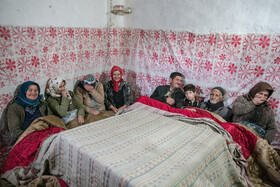 صبیه خانم مادر ۶ فرزند دارای معلولیت ذهنی است که در روستای سَزنق بخش طارم سفلی، یکی از روستاهای دوردست قزوین زندگی میکنند. قصه عشق و عاشقی او شنیدنی است، عشقی که با فرار و تنهایی آغاز شده و یک فرزند مرده، ۶ فرزند معلول و ۲ فرزند سالم، ثمره آن است، فرزندان معلولی که از روی نا آگاهی یکی بعد از دیگری به دنیا میآمدند، سختیهایی که زنی بهتنهایی باید به دوش میکشید، سختیهایی که او را آزار داده است. حالا تنها یک چیز در ذهنش نقش بسته است، اینکه همه مشکلاتش از بیسوادی بوده است!