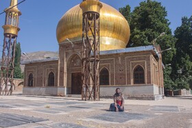 ربابه اکبری، ۷۸ ساله، او بعد از فوت همسرش تنها زندگی می‌کند و در روستا وقت خود را با کشاورزی می گذراند و اینکار کمک خرج اوست. 