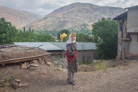 زنان در روستا، درس پیروز شدن بر مشکلات و سختی‌ها را به خوبی می‌آموزند و علیرغم نشستن گرد پیری بر چهره‌شان، همچنان با عشق و علاقه به زندگی و کار شوق زیستن را به جامعه تزریق می‌کنند.
