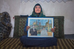 زنان روستایی که یک روز پا به پای مردان خود برای حفظ خانواده تلاش میکردند، حال پس از گذشت سالها با اینکه جامعه به آنها عنوان سالخورده داده است؛ هنوز هم دستان لرزان خود را روی زانوان خود میگذارند و برای چرخاندن زندگی خود تلاش میکنند.ربابه اکبری، ۷۸ ساله، او بعد از فوت همسرش تنها زندگی می کند و در روستا وقت خود را با کشاورزی می گذراند و اینکار کمک خرج اوست. تنها سفر مشترکش با همسرش یک ماه پس از ازدواج به مشهد بوده و عکسی که در دست دارد تنها عکس مشترکشان است.