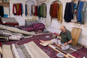 رفوگری فرش در بازار قزوین