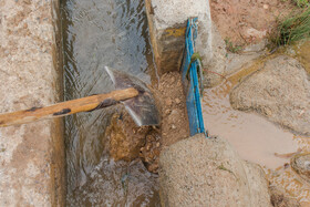 میرآب راه ها و حفره های اضافی مسیر آب را برای جلوگیری از هدر رفت آب میبندد