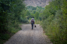 محمد ابراهیمی؛ میرآب زرآباد در حال برگشت به روستا در پایان یک روز کاری