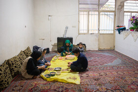مادر خانواده همسرش را در افغانستان از دست داده و مجبور است برای گذران زندگی خود و فرزندانش در ایران کار کند. خانه‌ اجاره کرده و با کمترین امکانات زندگی را می‌گذرانندو از وقتی که او به ایران وارد شده، با کمک هموطنان خود مشغول به کار شده است.