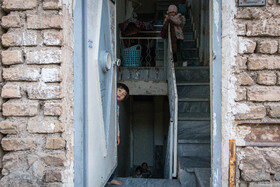 خانواده‌ای پر جمعیت، اهل مزار شریف، ۲۰ روز را در ایران غریبانه گذرانده‌اند. آن‌ها با کمترین وسایل اولیه برای زندگی با ۴ فرزند کوچک روزگار می‌گذرانند. همسایه یک هموطن خود شده که برایش روزنه امیدی است.