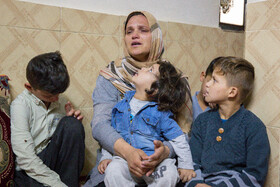 مادر ۶ فرزند که از بیم کشته شدن شوهرش به ایران فرار کرده است. سختی‌ راه او را غمگین و افسرده کرده و گریه امانش نمی‌دهد. وقتی از فرار  تلخ حرف می‌زند، گریه امانش نمی‌دهد و پا به پای مادر فرزندان هم گریه می‌کنند.