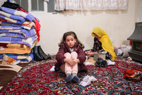 قاچاق‌برها بخاطره قیافه افغانی دختر بچه او را ساعت‌ها در صندوق عقب ماشین گذاشته‌اند تا بتوانند از مرز عبور کنند. هر ماشین سواری حدود ۱۶ نفر مسافر به ایران منتقل می‌کند.