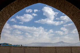 در وسط هریک از اضلاع چهارگانه این اتاق، طاق‌نمایی با قوس نعل اسبی ایجاد شده که طاق‌نمای شمالی و جنوبی به دو ایوان و شرقی و غربی به دو راهرو راه می‌یابند.در چهارگوشه مقبره چهار اتاق قرار دارد که با قوس گهواره‌ای شکل پوشش پیدا کرده‌اند و گنبدی مدور برفراز اتاق مرکزی ساخته‌اند که با کاشی‌های رنگین تزیین‌شده است. 