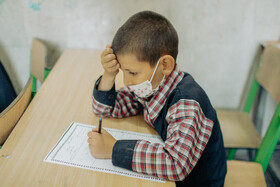 آرین دانش آموزش پایه اول دبستان در حال امتحان دادن درس نگارش