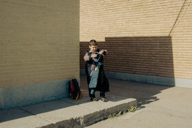 محمد دانش آموز پایه اول ابتدایی مدرسه شهید رجبعلی در آخرین روز مدرسه