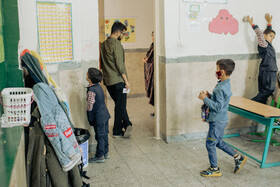 پوریا ترابی معلم کلاس در حال صحبت کردن با مادر یکی از دانش آموزانش