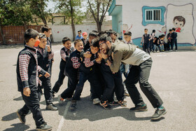 پوریا ترابی معلم پایه اول دبستان در حال بازی کردن با بچه ها در زنگ تفریح 