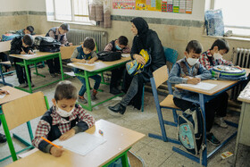 مادر یکی از بچه های پایه اول دبستان که بخاطر شرایط خاص فرزندش با اجازه پوریا ؛ در امتحان کنار پسرش است