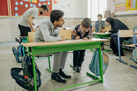 سجاد علیرضایی؛ مدیر مدرسه شهید رجبعلی روستای آقابابا از توابع بخش کوهین استان قزوین  در حال توضیح دادن بعضی از سوالات امتحان نگارش به حسین است.