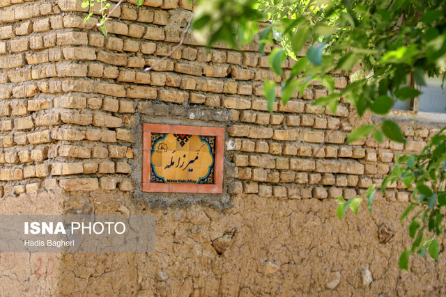 نقش و نگار گلیم «اندج» الموت روی دیوارهای روستا