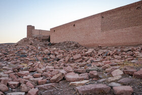 بنای این کاروان‌سرا در اثر زلزله سال ۱۳۴۱ آسیب فراوانی دیده است. این تخریب بیشتر در اضلاع شرقی و شمالی بوده است. 