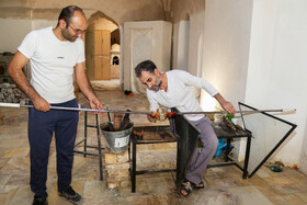 آقای محسن رضایی 34 ساله و علی کاسبی 47 ساله که در «خانه خلاقیت شیشه و آبگینه» مشغول به فعالیت هستند