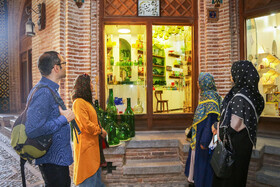 یکی از محل های فروش ظروف و آثار صنایع دستی هنر شیشه گری سنتی در کاروانسرای تاریخی سعدالسلطنه قزوین 