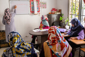 سالمندان خانم در مرکز روزانه نگهداری از سالمندان «آرام» قزوین در حال یادگیری و مرور درس های کلاس های سواد آموزی 