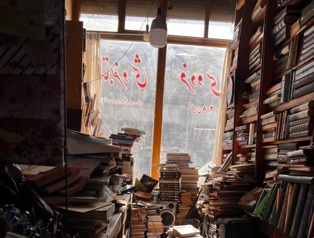 بازدید مدیرکل کتابخانه‌های استان قزوین از قدیمی‌ترین کتابفروشی شهر