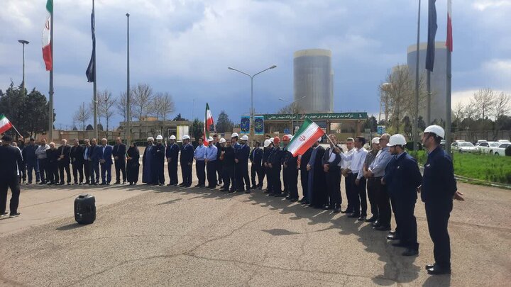 تشکیل زنجیره انسانی اطراف نیروگاه شهید رجایی توسط ورزشکاران قزوینی