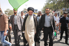 آیت‌الله حسینی بوشهری: به رغم مشکلات، مردم پای کار انقلاب ایستاده‌اند