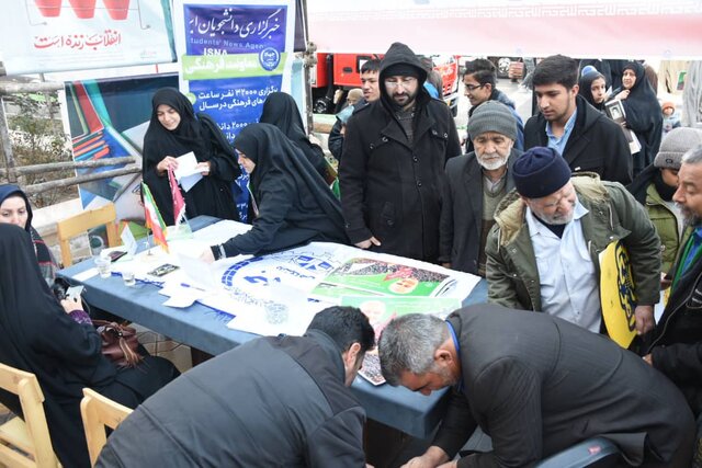 غرفه دانشگاهیان قم در راهپیمایی 22 بهمن میزبان خیل گسترده مردم بود