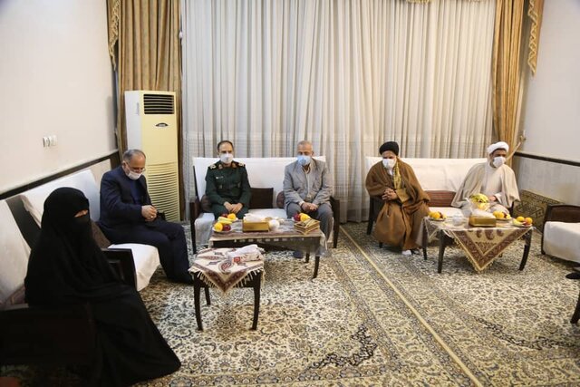 دیدار استاندار قم با مادر شهیدان مهدی و مجید زین الدین