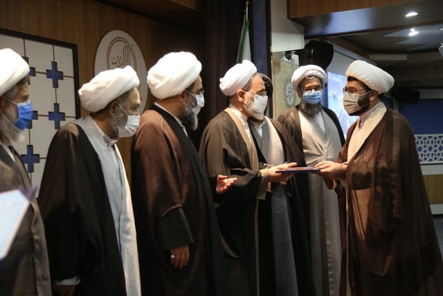 پژوهشگران برتر مرکز فقهی ائمه اطهار(ع) تجلیل شدند
پژوهشگران برتر مرکز فقهی ائمه اطهار(ع) تجلیل شدند